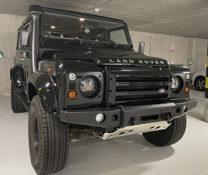 PARE CHOCS AVANT ACIER / ALUMINIUM HYENA AVEC EMPLACEMENT TREUIL AVEC FEUX LED DE JOUR ET ANTI-BROUILLARD POUR DEFENDER