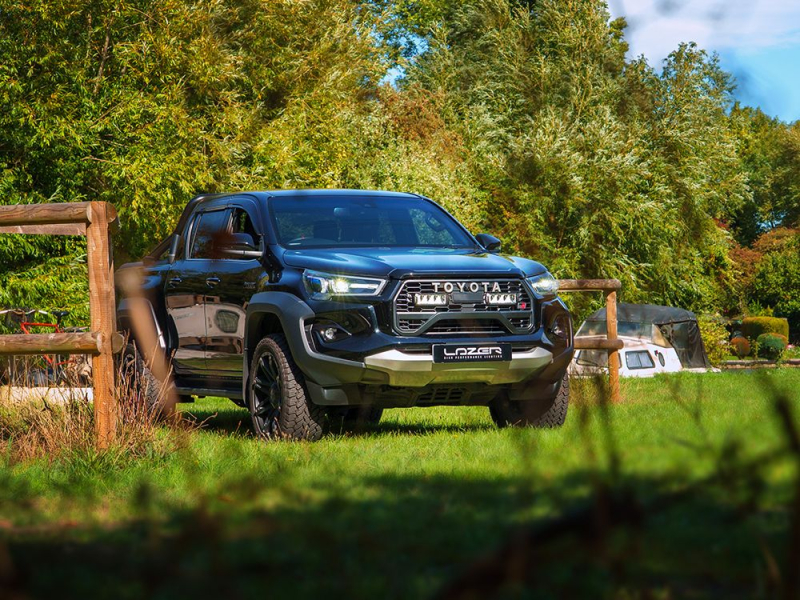 KIT ECLAIRAGE LED LAZER LONGUE PORTEE TRIPLE-R750 WIDE AVEC INTEGRATION A LA CALANDRE POUR TOYOTA HILUX GR SPORT 2024+