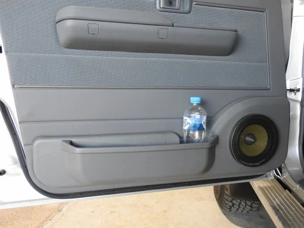 HABILLAGES DE BAS DE PORTE AVANT GRIS AVEC GRILLES HAUT PARLEURS RONDS SANS VIDE POCHES LAND CRUISER 76 78 79 2021+